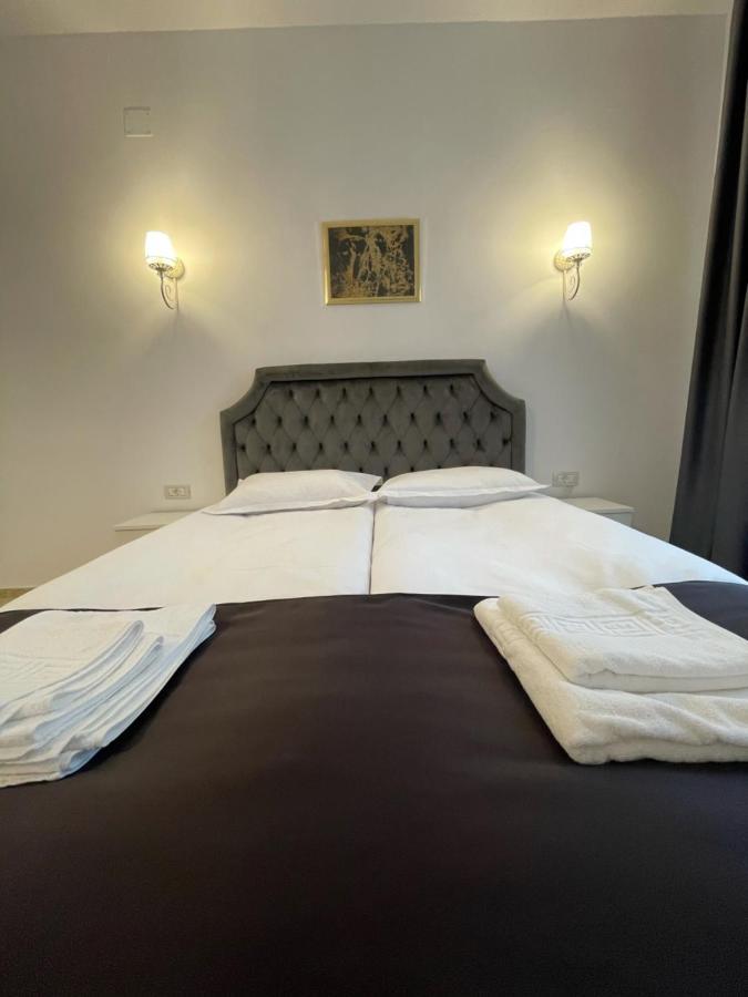 Cochet Boutique Hotel Targu Jiu Bagian luar foto