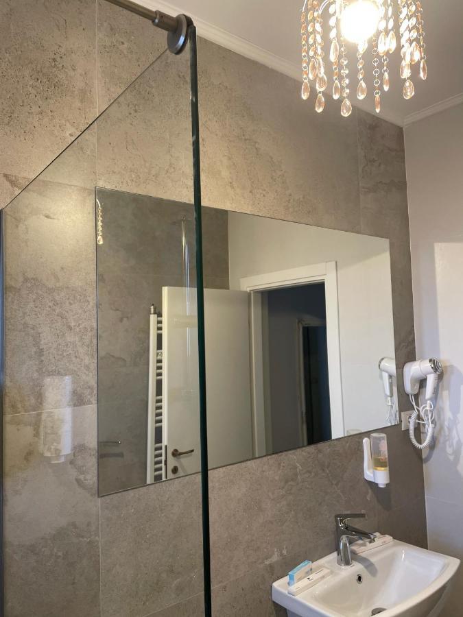 Cochet Boutique Hotel Targu Jiu Bagian luar foto