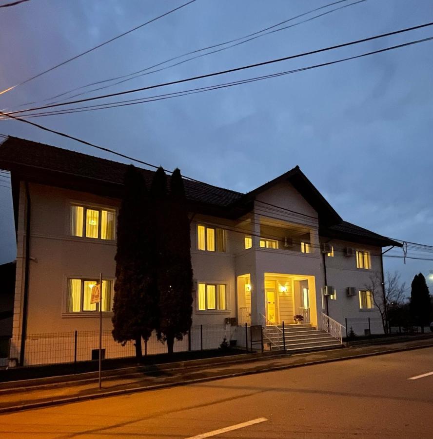 Cochet Boutique Hotel Targu Jiu Bagian luar foto