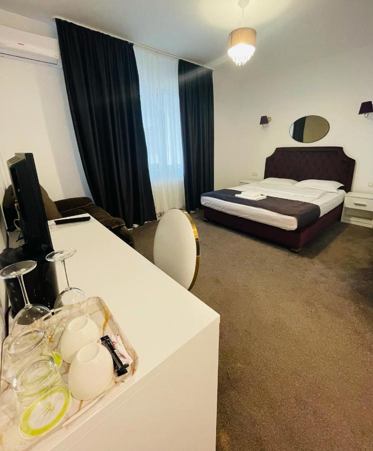 Cochet Boutique Hotel Targu Jiu Bagian luar foto