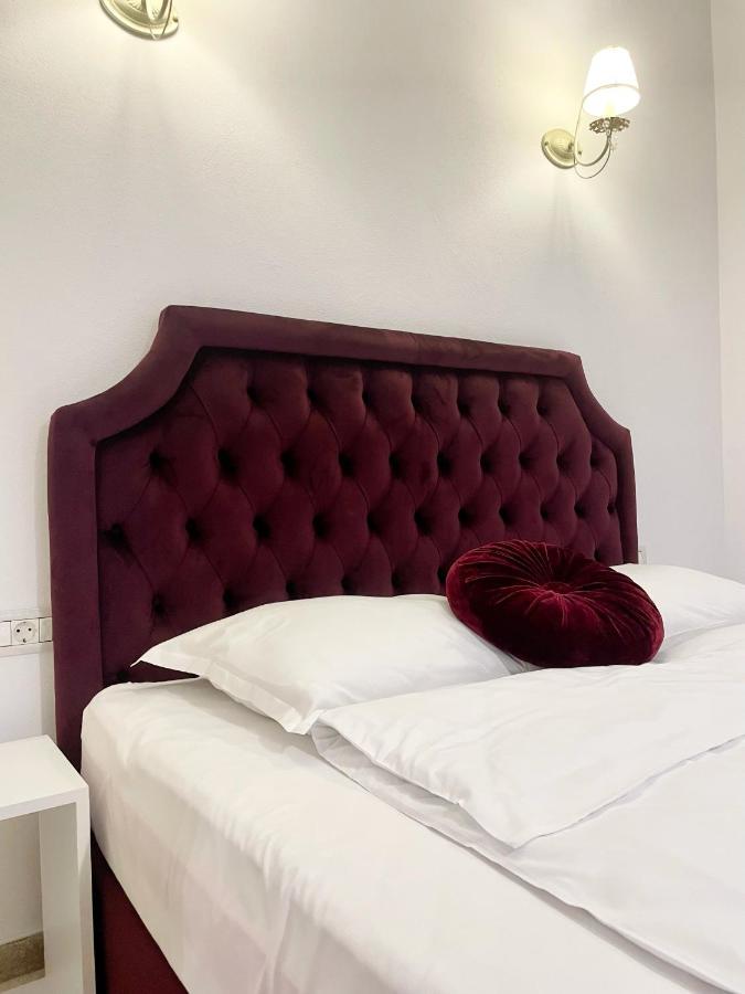 Cochet Boutique Hotel Targu Jiu Bagian luar foto