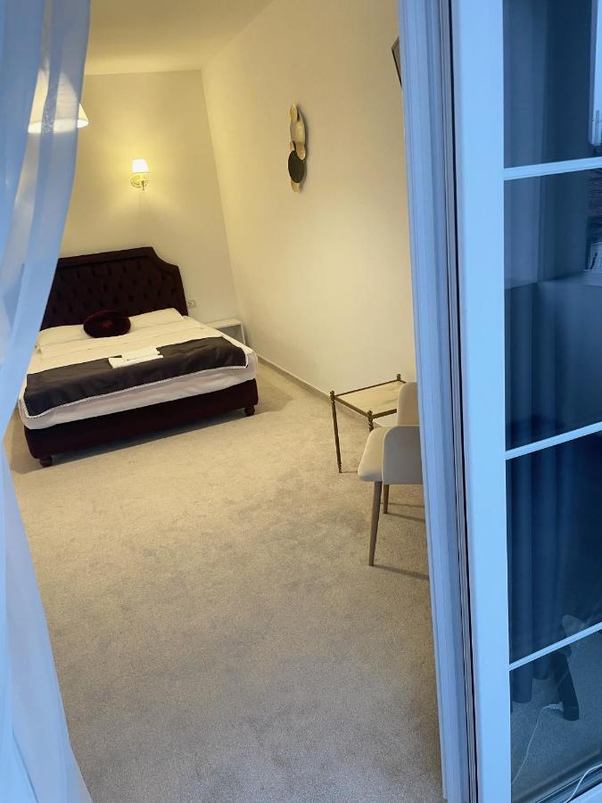 Cochet Boutique Hotel Targu Jiu Bagian luar foto