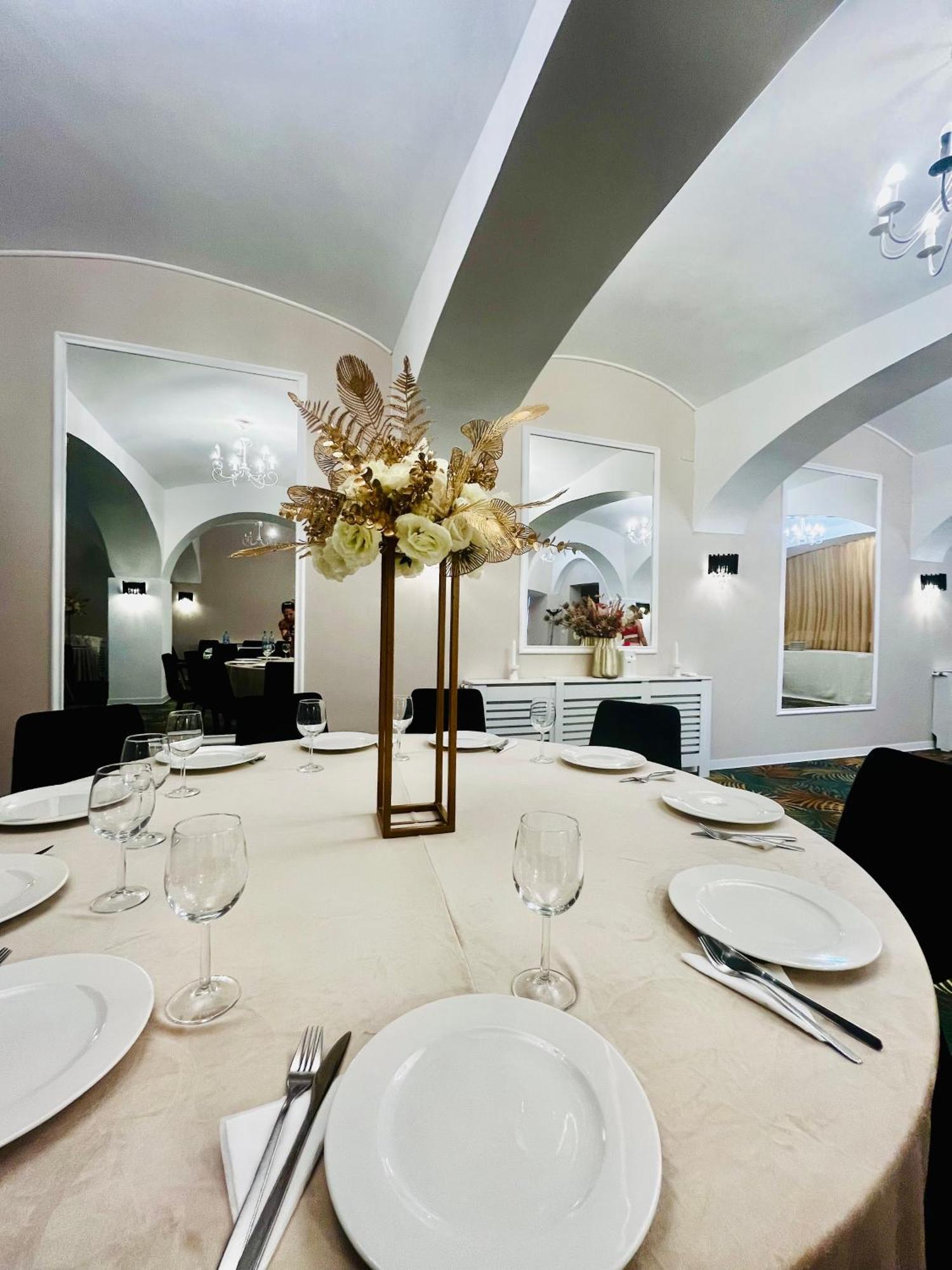 Cochet Boutique Hotel Targu Jiu Bagian luar foto