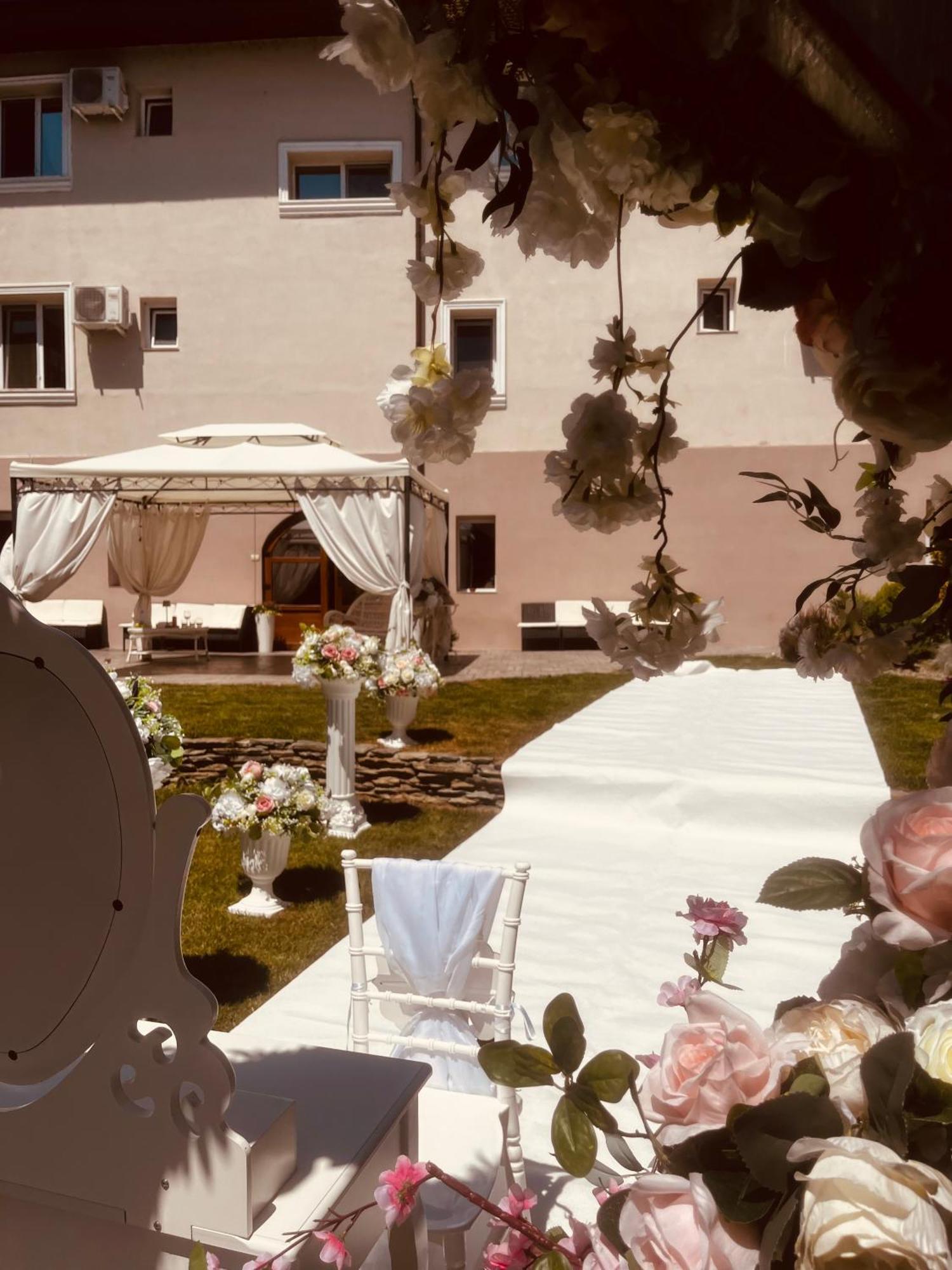 Cochet Boutique Hotel Targu Jiu Bagian luar foto