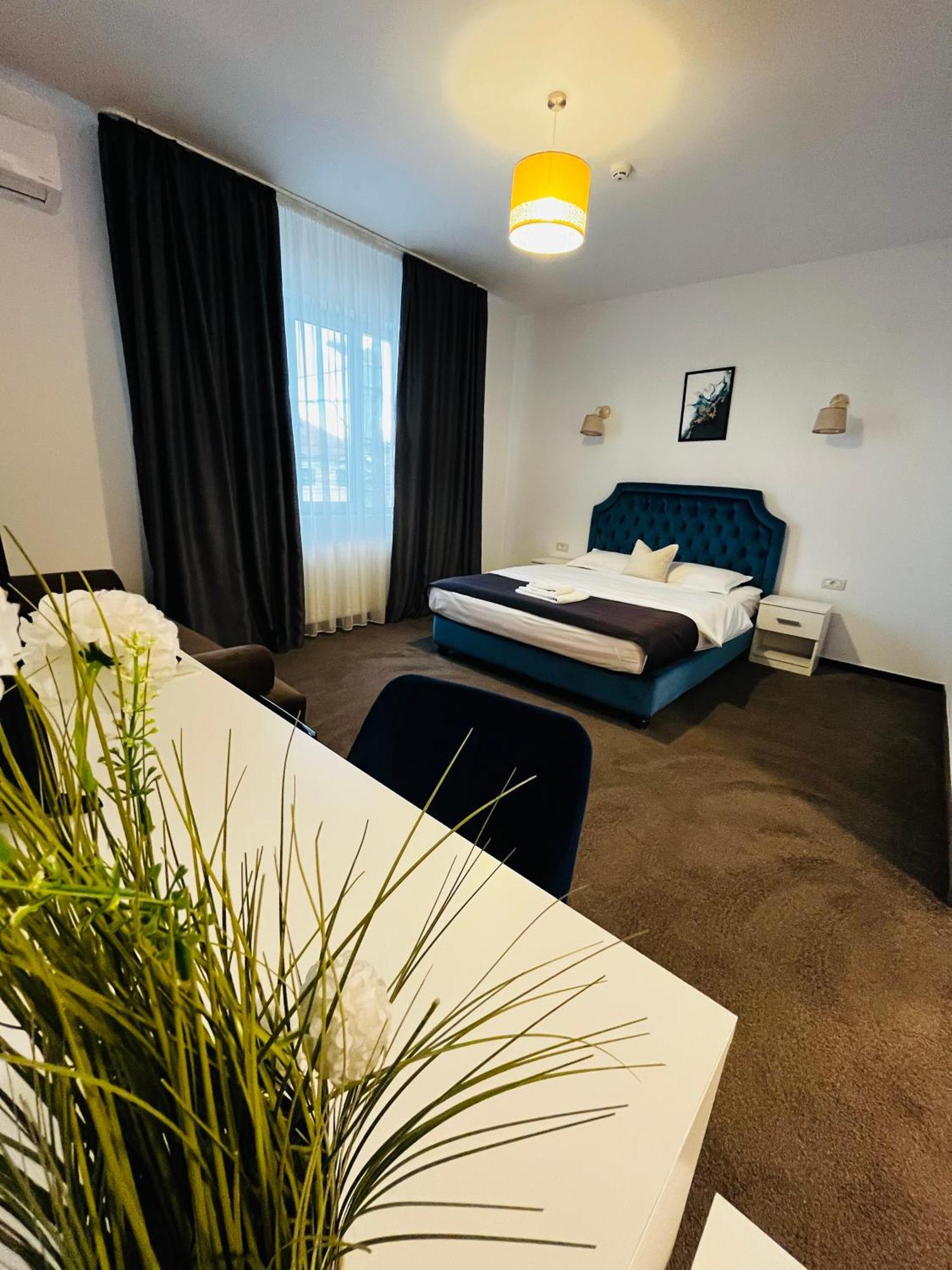 Cochet Boutique Hotel Targu Jiu Bagian luar foto