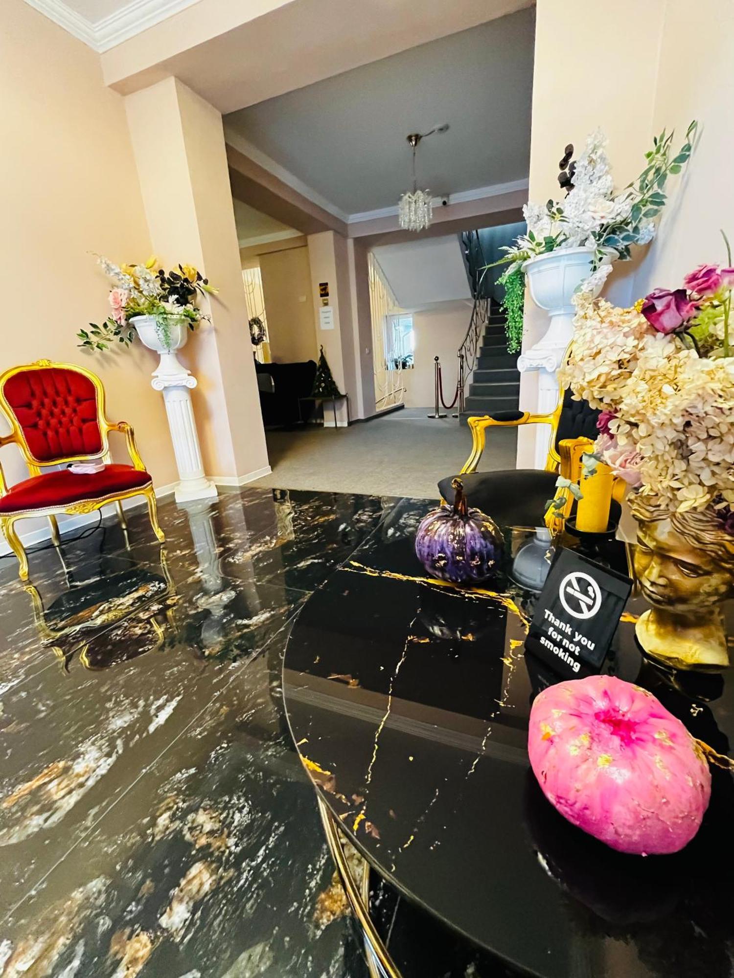 Cochet Boutique Hotel Targu Jiu Bagian luar foto