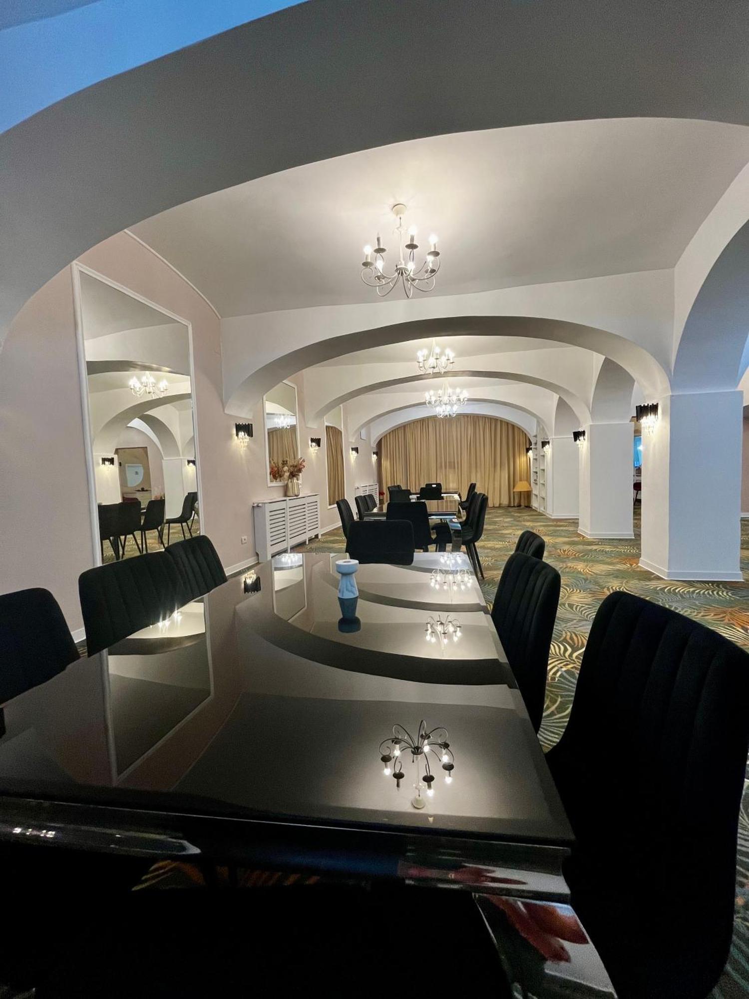 Cochet Boutique Hotel Targu Jiu Bagian luar foto
