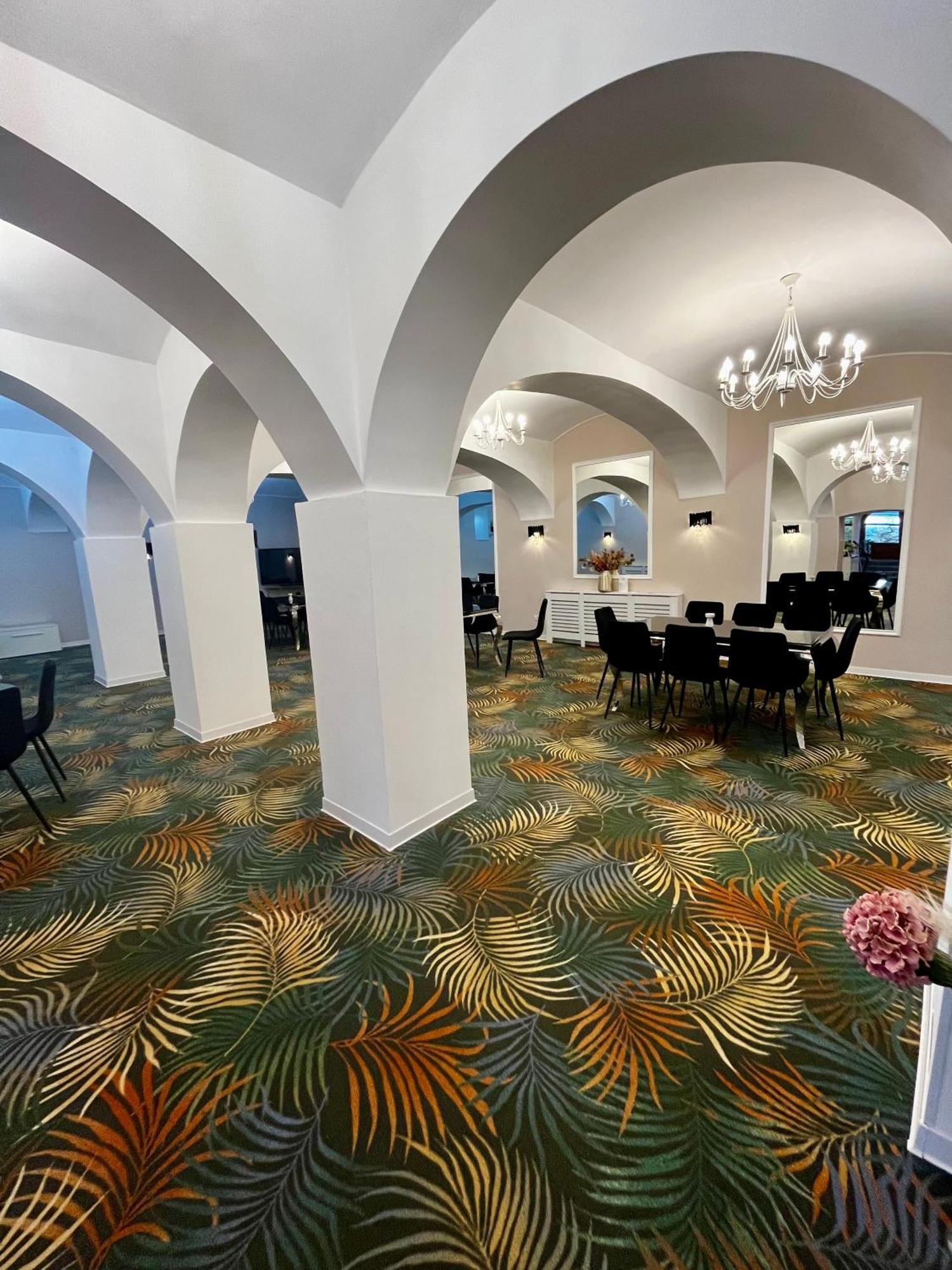 Cochet Boutique Hotel Targu Jiu Bagian luar foto