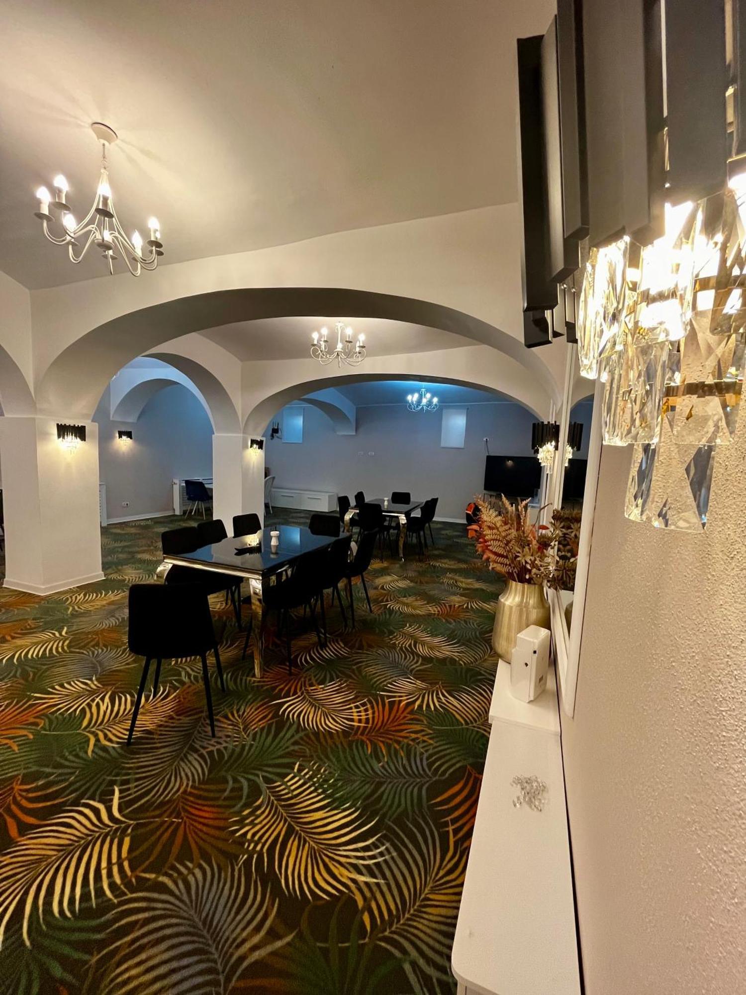 Cochet Boutique Hotel Targu Jiu Bagian luar foto