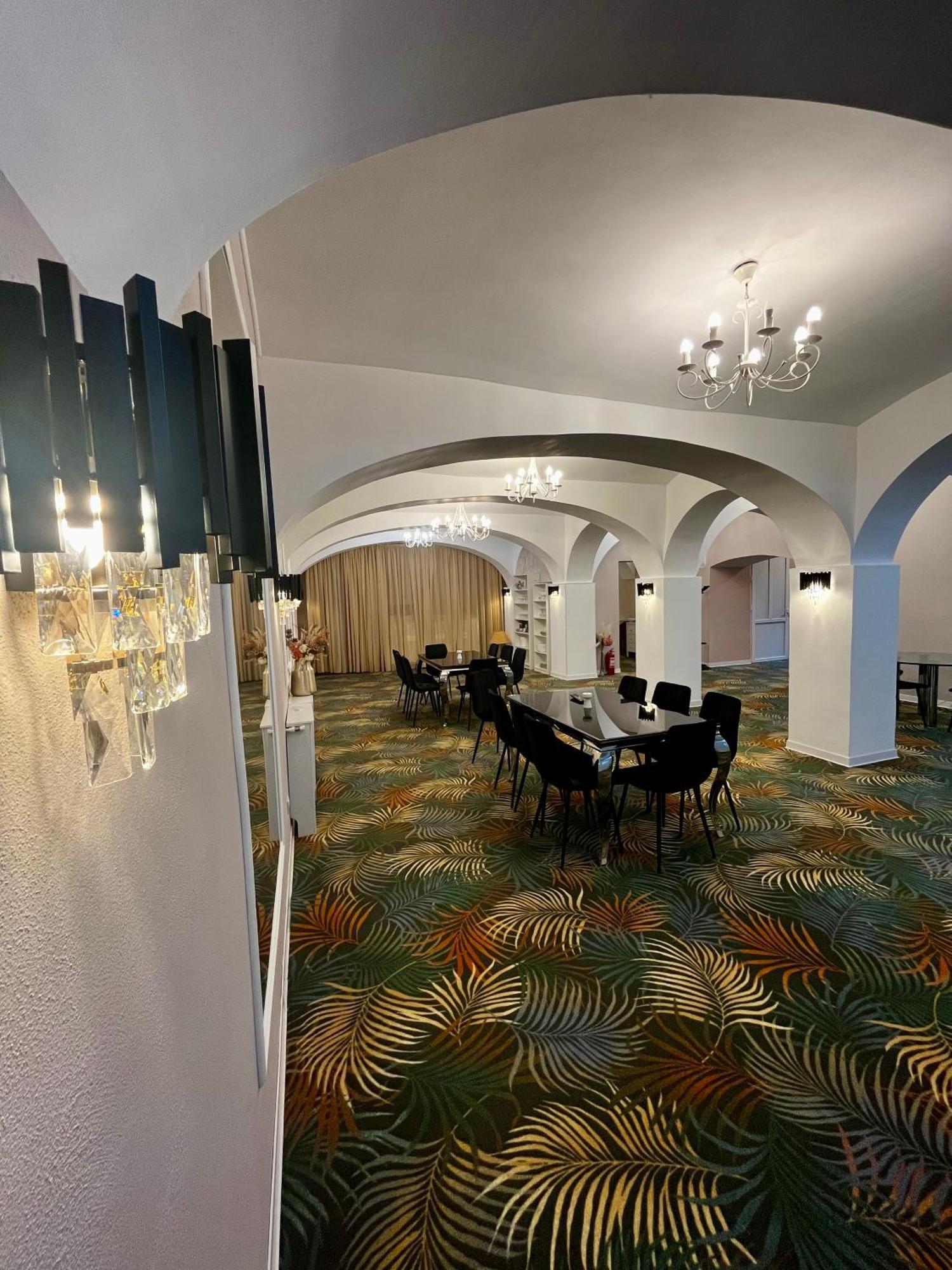 Cochet Boutique Hotel Targu Jiu Bagian luar foto